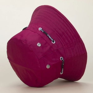 Détails d'un chapeau bob rose en nylon avec ruban sport et œillets métalliques