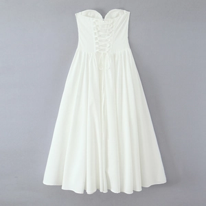 Détail du dos d'une robe mi-longue bustier blanche avec laçage style corset ajustable