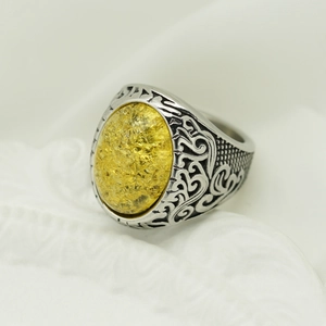 Anello vintage stile vichingo in finitura argento con gemma gialla ovale su piedistallo