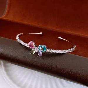 Bracelet ouvert argenté avec ailes de papillon en zircon coloré et cristaux pavés