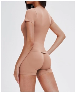 Dettaglio del set yoga nude senza cuciture con pantaloncini push-up e top aderente