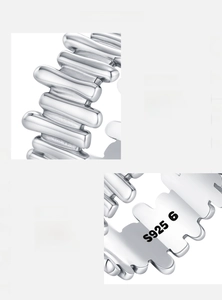 Makroaufnahme der unregelmäßigen S925 Silberstruktur und authentischen Hallmark-Gravur