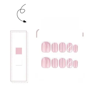 Détails de faux ongles courts carrés avec bouts blancs français et rayures argentées