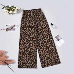 Dettaglio dei pantaloni a gamba larga con stampa leopardata, elastico e cuciture di pregio
