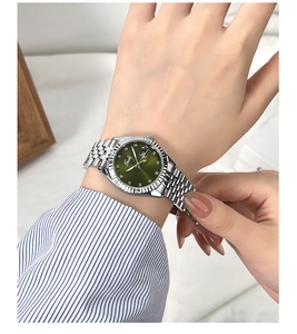 Dettaglio dell'orologio Gedi in acciaio con quadrante verde e lunetta zigrinata