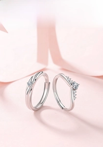 Detail of S925 sterling silver couple rings showing the V-shape band and stone setting