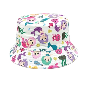 Dettagli di stampe colorate con sirene e polpi su un cappello a secchiello in cotone