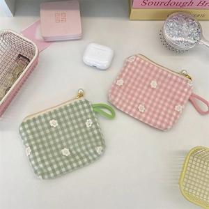 Détails de porte-monnaie à carreaux pastel avec broderie florale et zip perlé