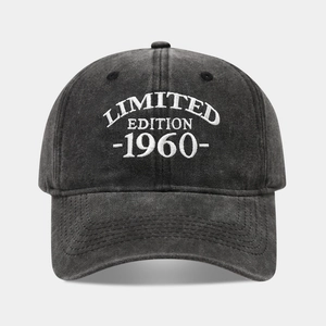 Vue détaillée de la broderie 3D et du coton délavé anthracite sur la casquette de baseball