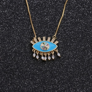 Détail collier oeil maléfique or, émail bleu ciel, glands en zircon et accents coeur en diamant