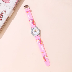 Montre licorne rose pour enfants avec bracelet en silicone sur fond rose clair