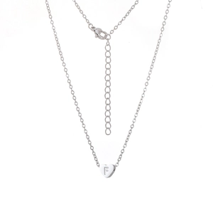 Vue détaillée d'un pendentif cœur argenté avec lettre F gravée sur une fine chaîne