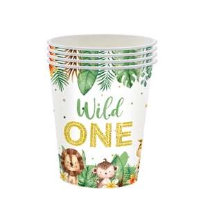Détail de gobelets jetables thème jungle Wild One avec animaux de dessin animé et feuilles vertes