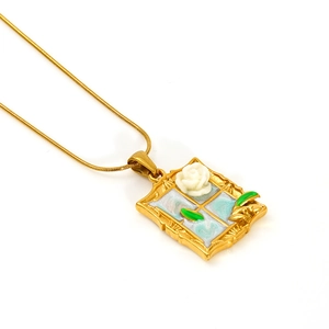 Collier vintage en acier inoxydable plaqué or 18 carats avec rose blanche et émail bleu
