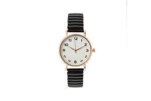 Détail d'une montre en or rose avec cadran blanc et bracelet extensible noir