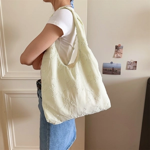 Detail der hellgelben Chiffon-Tasche mit 3D-Blumenstickerei auf breitem Schultergurt