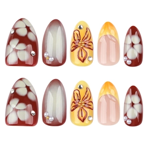 Kurze Mandel-Kunstnägel Set mit 3D-Blumen, roten Verläufen und Perlen-Verzierung