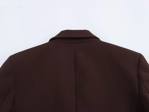 Detailaufnahme der Kragennaht und Stofftextur am dunkelbraunen Damenblazer