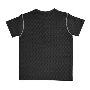 Détail du t-shirt noir pour hommes montrant la texture alvéolée 3D et les coutures