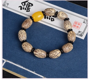 Detailansicht des Blutseiden-Bodhi-Armbands mit Bernstein- und Türkisperlen