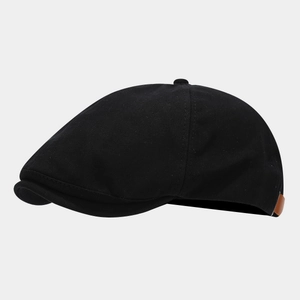 Dettaglio del tessuto del cappello nero con etichetta decorativa in pelle marrone