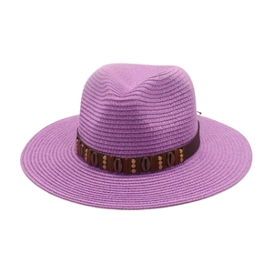 Chapeau de paille violet élégant avec ruban décoratif marron et détails de coquillages