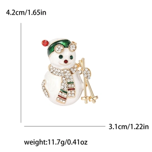 Broche bonhomme de neige en émail avec strass et bâtons de ski pour Noël élégant