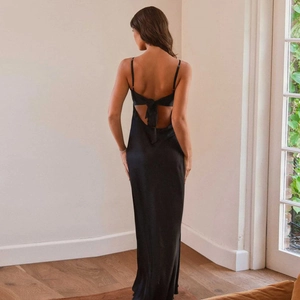 Vue détaillée du dos nu lacé élégant et du tissu en satin brillant de cette robe noire