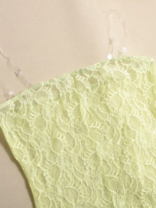 Détail de caraco en dentelle vert clair avec bretelles transparentes réglables