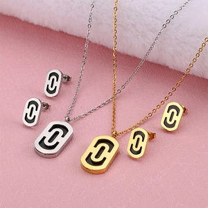Fashionable paperclip jewelry set with necklace and earrings in gold and silver finish