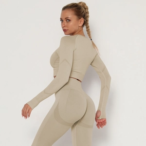 Vista posteriore dettagliata del set yoga beige senza cuciture con leggings effetto push-up