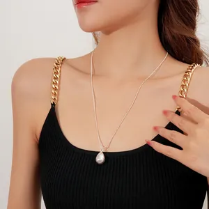 Collier minimaliste avec pendentif goutte d'eau brossé sur une longue chaîne argentée