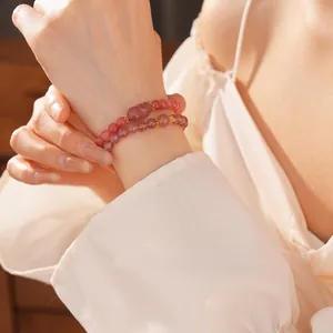 Bracciale a doppio giro in cristallo di fragola rosa con ciondolo Pixiu dorato al polso