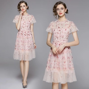 Robe En Mesh Broderie Florale Élégante Col Rond Manches Courtes Volants Jupe À Étages Ajustée Femme Soirée
