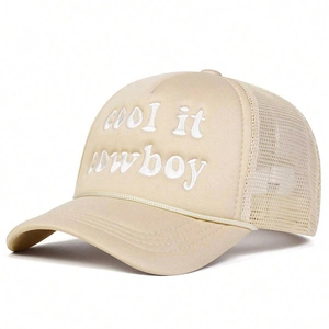Cappello trucker beige con ricamo Cool It Cowboy e cordino decorativo sulla rete