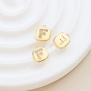 Detailansicht des vergoldeten quadratischen Buchstabe F Anhängers mit Zirkonia