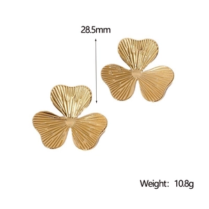 Detail view of 28.5mm gold flower earrings with 10.8g weight specifications
