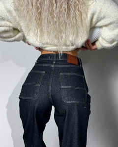 Vue arrière du jean droit taille haute avec détails en strass et écusson en cuir au dos