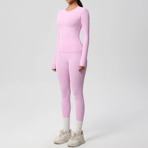 Completo da yoga rosa con maglia a maniche lunghe e leggings in tessuto traspirante e asciutto