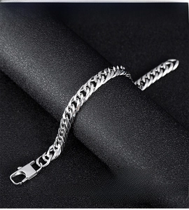 Détail du bracelet gourmette en acier inoxydable 316L poli avec fermoir mousqueton