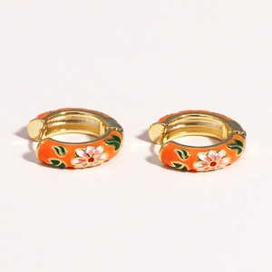 Detail von 18K vergoldeten Creolen mit orangefarbenem Emaille und rosa Blumenmuster