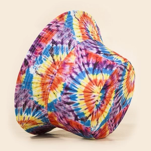Vue détaillée du chapeau bob tie-dye coloré avec coutures renforcées sur le bord