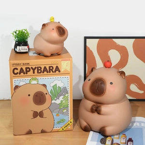 Tirelire capybara mignonne en deux tailles sur table en bois pour décoration maison