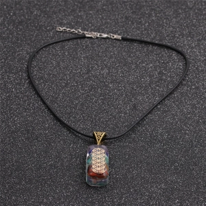 Collana con pietre curative motivo Fiore della Vita e ciondolo in resina cristallina