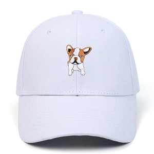 Weiße Baseballkappe mit süßer Französischer Bulldogge-Stickerei im schlichten Design
