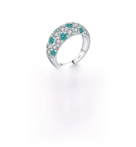 Detaillierte Makroansicht des S925 Sterling Silber Rings mit funkelnden Edelsteinen