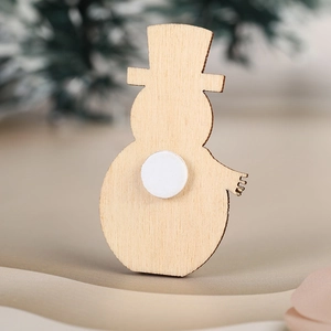 Décoration murale bonhomme de neige en bois avec adhésif pour ambiance de Noël rustique