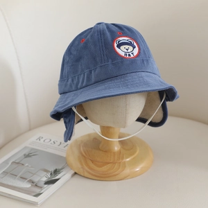 Détail du chapeau bob en velours côtelé bleu pour enfant avec protège-oreilles