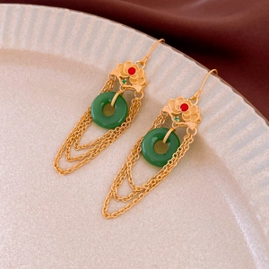 Détails de boucles d'oreilles chinoises traditionnelles avec pampilles dorées et jade