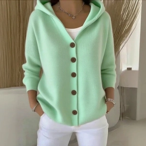 Damen Strickjacke mit Kapuze in Hellgrün, braunen Knöpfen und Rippbündchen im Freizeitstil